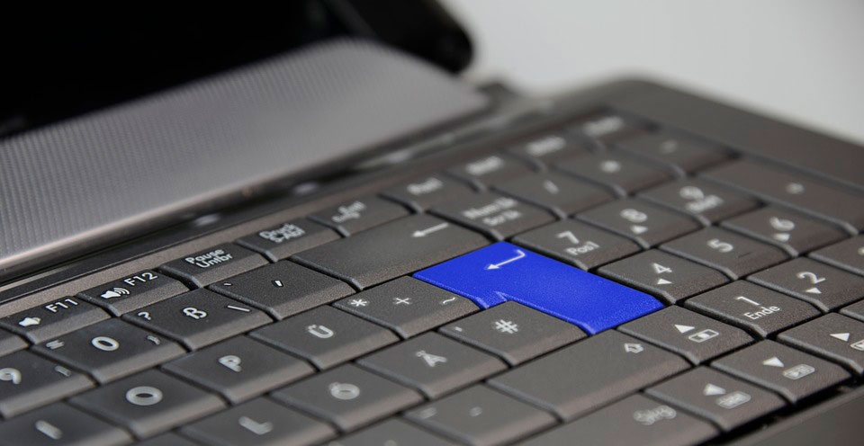 imagem de um teclado com a tecla enter em destaque azul indicando onde encontrar um tradutor juramentado francês